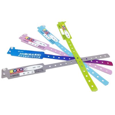 Des conceptions personnalisées de matériau en PVC doux coloré invité VIP bracelet en vinyle régulier