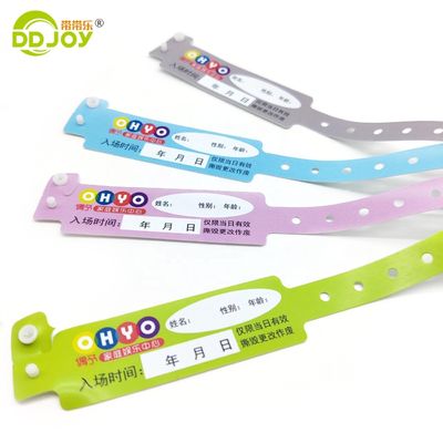 Des conceptions personnalisées de matériau en PVC doux coloré invité VIP bracelet en vinyle régulier