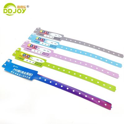 Des conceptions personnalisées de matériau en PVC doux coloré invité VIP bracelet en vinyle régulier