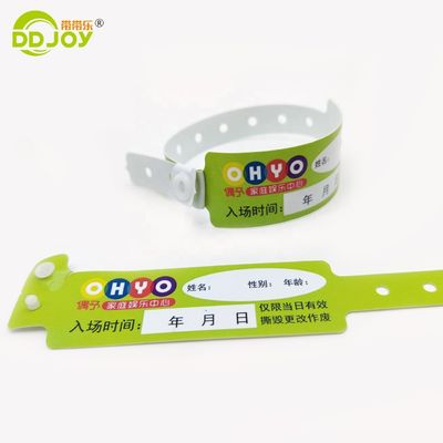 Des conceptions personnalisées de matériau en PVC doux coloré invité VIP bracelet en vinyle régulier