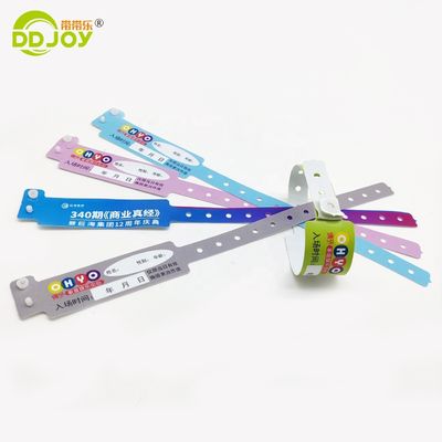 Des conceptions personnalisées de matériau en PVC doux coloré invité VIP bracelet en vinyle régulier