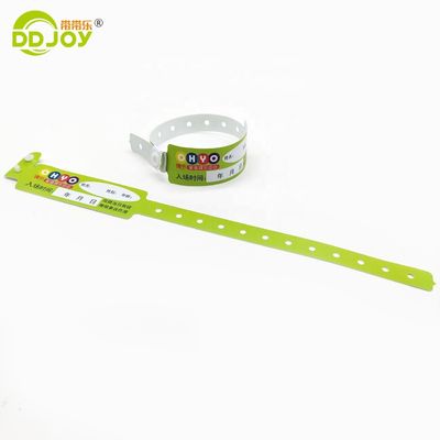 Des conceptions personnalisées de matériau en PVC doux coloré invité VIP bracelet en vinyle régulier