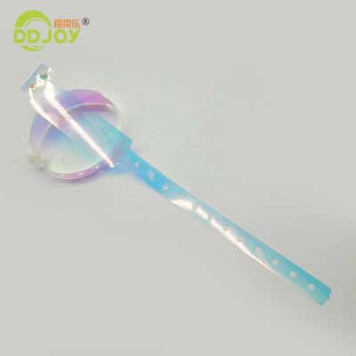 Des bracelets en TPU en rose pour faciliter l'identification
