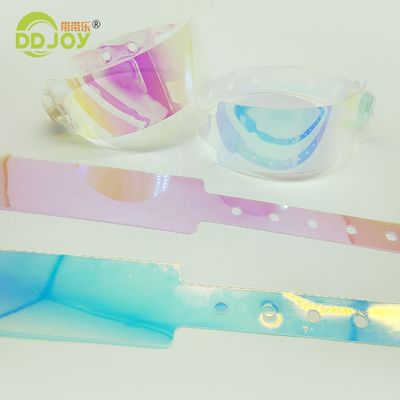 Des bracelets en TPU en rose pour faciliter l'identification
