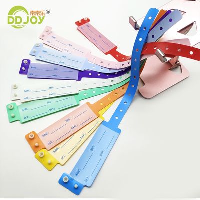 Des bracelets d'identification jetables en vinyle personnalisés pour les patients hospitalisés