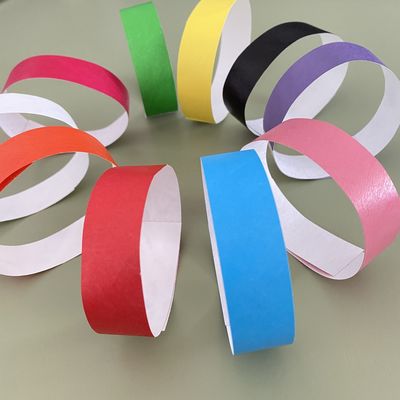 Des bracelets Tyvek imperméables à l'eau pour les événements et les fêtes