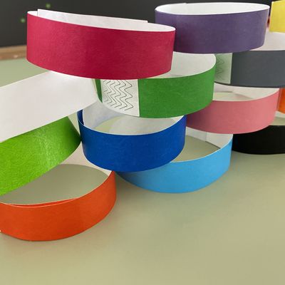 Des bracelets Tyvek imperméables à l'eau pour les événements et les fêtes