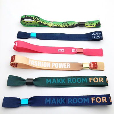 Des bracelets en tissu satiné pour des événements et des festivals à la mode