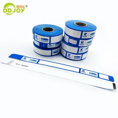 Des bracelets en papier synthétique imperméable à l'eau personnalisables pour l'identification des événements via FedEx