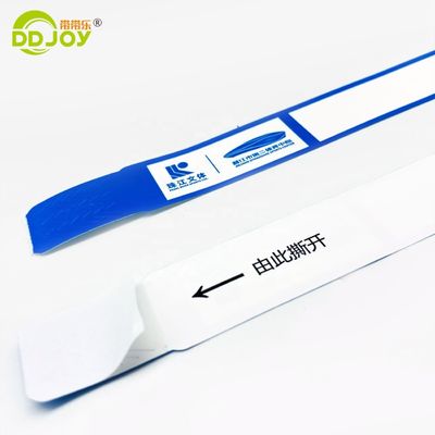 Des bracelets en papier synthétique imperméable à l'eau personnalisables pour l'identification des événements via FedEx