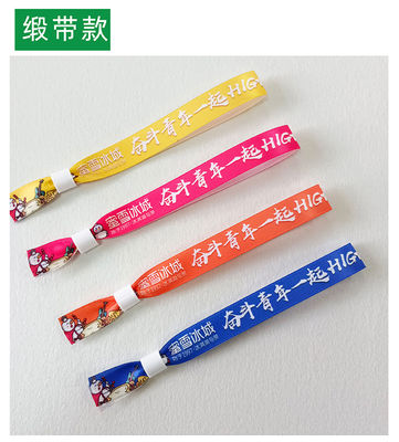 Des bracelets de fête et de festival en tissu satiné bleu à la mode avec un logo personnalisé