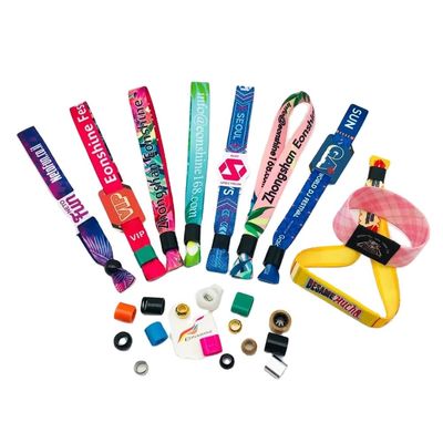 Des bracelets de fête sur mesure en tissu satiné violet avec conception imperméable à l'eau