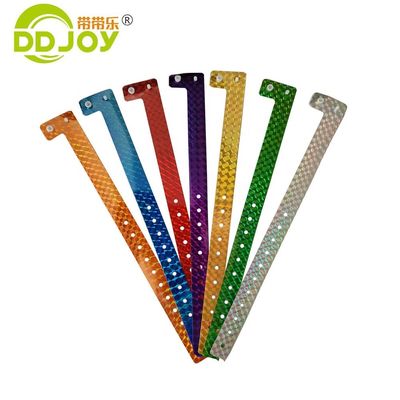 Bracelet holographique personnalisé anti-allergie Poignet en plastique rouge en forme de L pour les événements