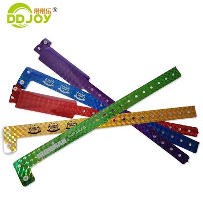 Bracelet holographique personnalisé anti-allergie Poignet en plastique rouge en forme de L pour les événements