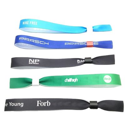 Des bracelets en tissu satiné à puce RFID personnalisés en jaune pour la gestion des fêtes et des événements