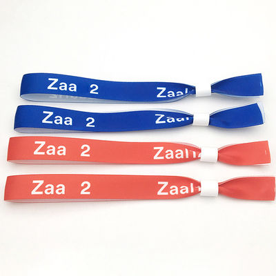 Des bracelets en tissu satiné à puce RFID personnalisés en jaune pour la gestion des fêtes et des événements