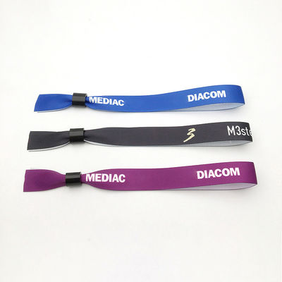 Des bracelets en tissu satiné à puce RFID personnalisés en jaune pour la gestion des fêtes et des événements