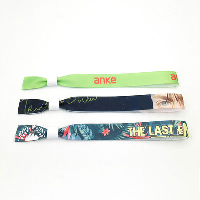 Des bracelets en tissu satiné à puce RFID personnalisés en jaune pour la gestion des fêtes et des événements