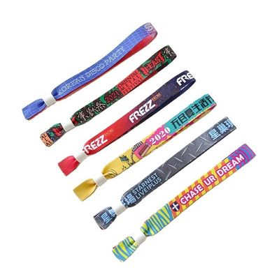 Impression personnalisée du logo sur des bracelets RFID en tissu satiné pour accéder aux fêtes et aux événements