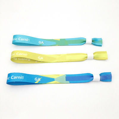 Impression personnalisée du logo sur des bracelets RFID en tissu satiné pour accéder aux fêtes et aux événements