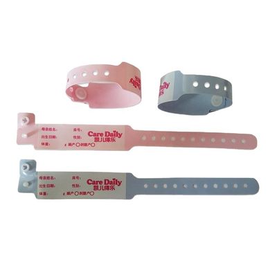 Des bracelets en vinyle PVC personnalisés avec des informations personnalisées sur les bandes