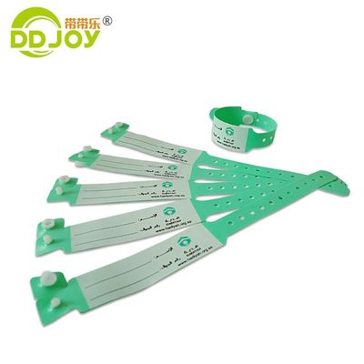 Des bracelets en vinyle PVC personnalisés avec des informations personnalisées sur les bandes
