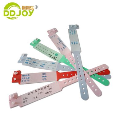Des bracelets en vinyle PVC personnalisés avec des informations personnalisées sur les bandes