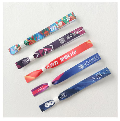 Des bracelets personnalisés pour les événements avec des puces RFID, du tissu satiné et de l'impression de texte du logo des marques
