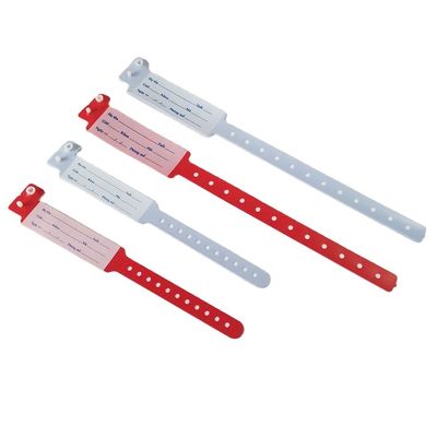 Des dessins animés, des bracelets en plastique jetable pour les patients hospitalisés.