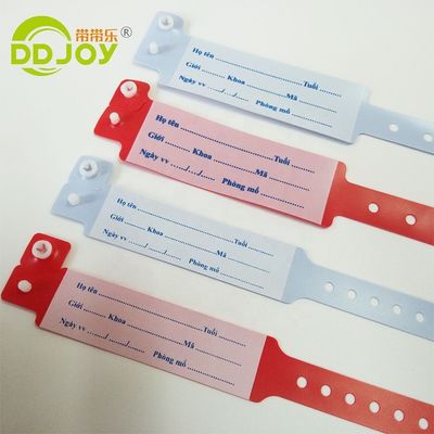 Des dessins animés, des bracelets en plastique jetable pour les patients hospitalisés.