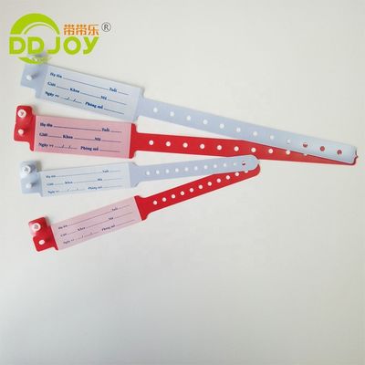 Des dessins animés, des bracelets en plastique jetable pour les patients hospitalisés.