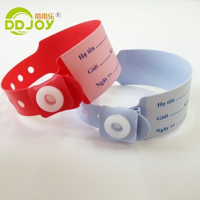 Des dessins animés, des bracelets en plastique jetable pour les patients hospitalisés.