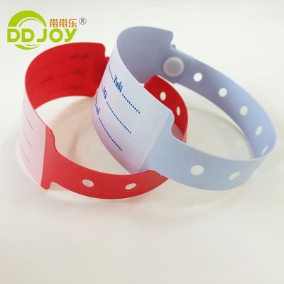 Des dessins animés, des bracelets en plastique jetable pour les patients hospitalisés.