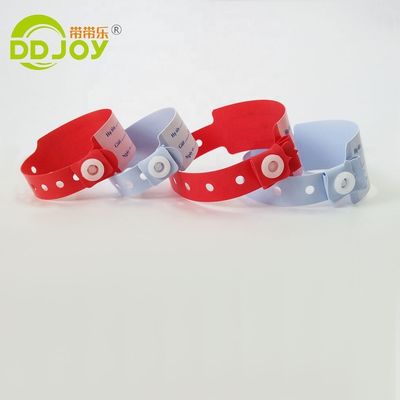 Des dessins animés, des bracelets en plastique jetable pour les patients hospitalisés.