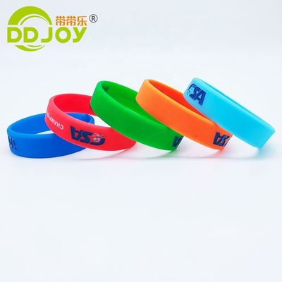 Logo personnalisé jaune néon brillant en bracelet en silicone sombre pour différents scénarios