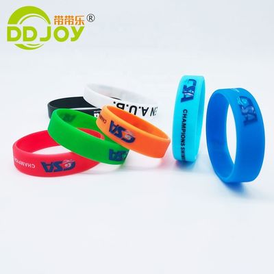 Logo personnalisé jaune néon brillant en bracelet en silicone sombre pour différents scénarios