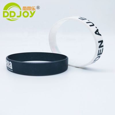 Logo personnalisé jaune néon brillant en bracelet en silicone sombre pour différents scénarios