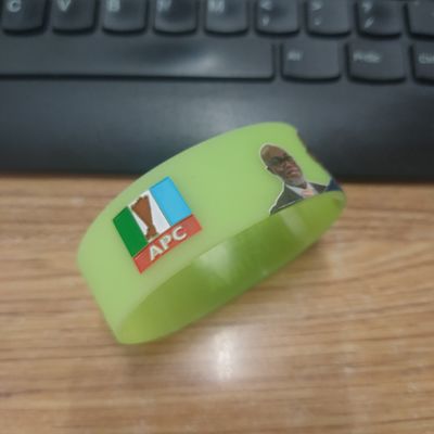 Événements sportifs Bracelets en caoutchouc GlOW personnalisés pour les festivals