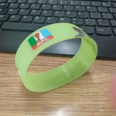 Événements sportifs Bracelets en caoutchouc GlOW personnalisés pour les festivals