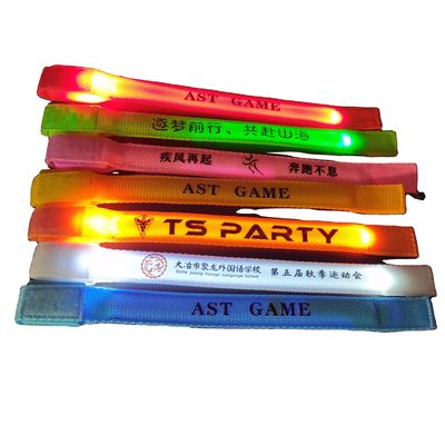 L'écran de soie personnalisé Offset Impression Nylon LED Bracelet pour la course de nuit Brille dans le bracelet sombre