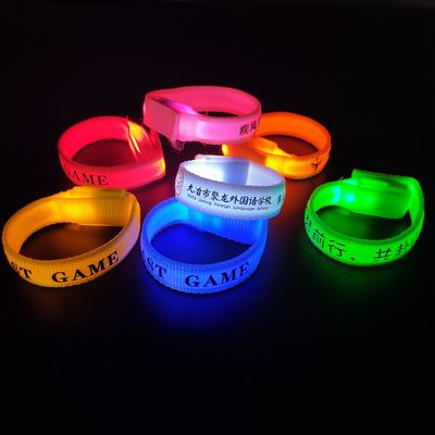 L'écran de soie personnalisé Offset Impression Nylon LED Bracelet pour la course de nuit Brille dans le bracelet sombre