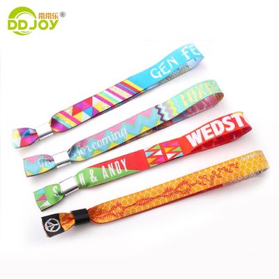 Personnaliser le logo événement festival ruban satin bracelet tissé de tissu bracelet avec artwork