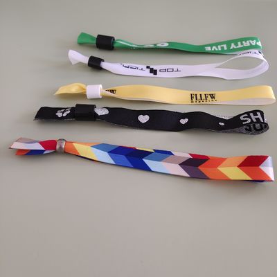 Personnaliser le logo événement festival ruban satin bracelet tissé de tissu bracelet avec artwork