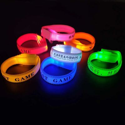 Couleur personnalisée multi couleur illuminée bracelet LED Flash cadeaux avec graphique personnalisé