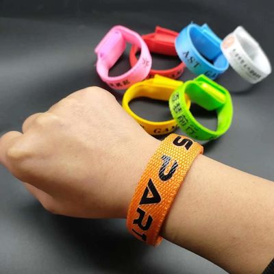 Couleur personnalisée multi couleur illuminée bracelet LED Flash cadeaux avec graphique personnalisé