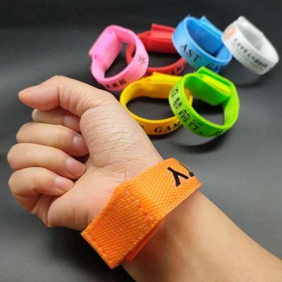 Couleur personnalisée multi couleur illuminée bracelet LED Flash cadeaux avec graphique personnalisé