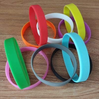 Technique en relief Poignet en silicone multicolore Bracelets en caoutchouc pour le style nautique