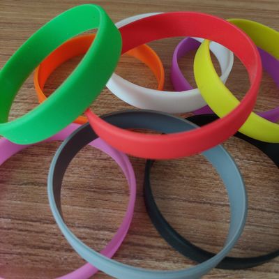 Technique en relief Poignet en silicone multicolore Bracelets en caoutchouc pour le style nautique