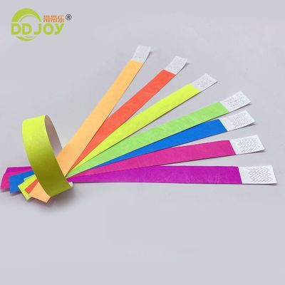Poignet Tyvek imprimé sur mesure pour les événements et les festivals en couleur néon vibrante