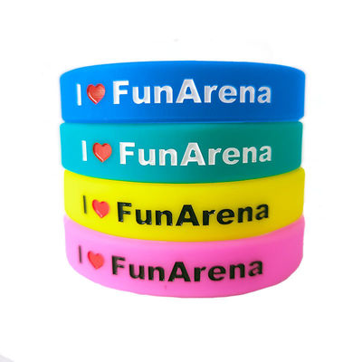Des bracelets en caoutchouc défoncé et étanche pour les événements sont fabriqués à partir de silicium